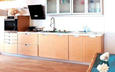 Sunkiss Villa: Pavimentazione, Mobilia, Legna, Interior Design, Cucina, Pavimento, Pavimento In Legno, Controsoffitto, Illuminazione, Soffitto