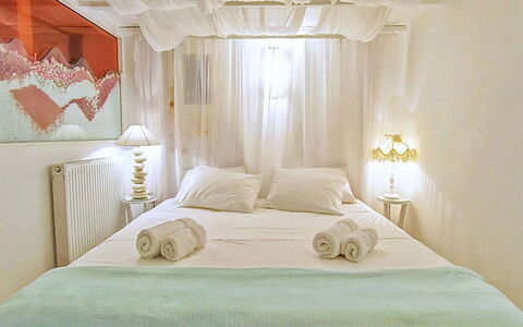 Sunkiss Villa: Letto, Interior Design, Mobilia, Camera Da Letto, Bedding, Parete, Lenzuolo, Biancheria, Pavimento, Camera