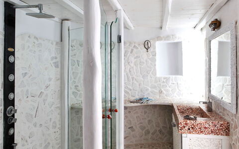 Sunkiss Villa: Parete, Idraulico Fixture, Soffitto, Interior Design, Pavimentazione, Pavimento, Camera, Idraulico, Rubinetto, Bagno