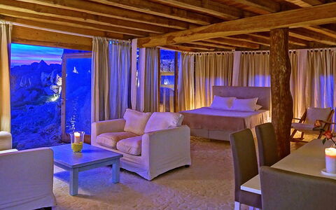 Sunkiss Villa: Mobilia, Interior Design, Illuminazione, Camera, Tenda, Sedia, Hotel, Latifoglie, Cuscino, Biancheria