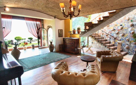 The Sea Farmhouse: Mobilia, Interior Design, Pavimentazione, Legna, Divano, Pavimento, Tavolo, Illuminazione, Sedia, Soggiorno