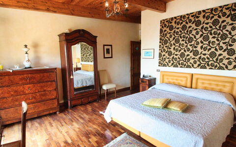 The Sea Farmhouse: Letto, Mobilia, Interior Design, Camera Da Letto, Bedding, Lenzuolo, Pavimento, Pavimentazione, Parete, Legna