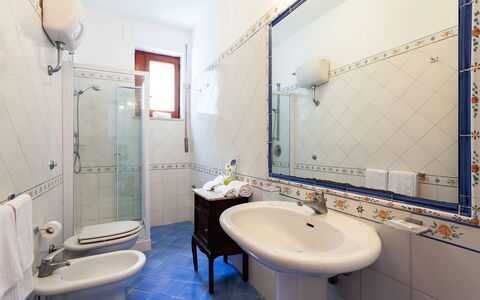 Villa Angel: Pavimentazione, Interior Design, Pavimento, Camera, Mobilia, Idraulico Fixture, Soffitto, Piastrella, Bagno, Rubinetto