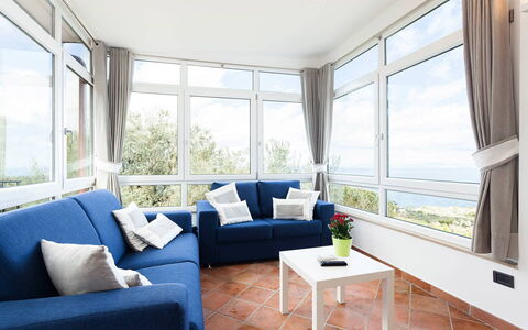 Villa Angel: Mobilia, Interior Design, Divano, Pavimentazione, Pavimento, Camera, Tavolo, Soffitto, Soggiorno, Sedia