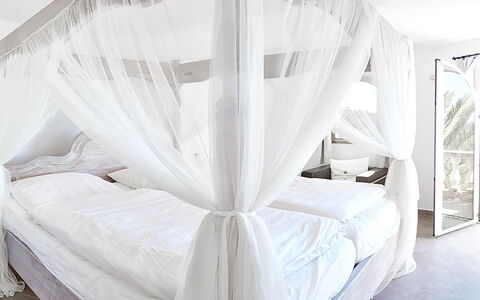 Villa Ariel: Letto, Camera Da Letto, Mobilia, Bedding, Legna, Interior Design, Biancheria, Lenzuolo, Tessile, Letto A Baldacchino