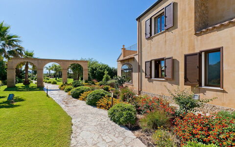 Villa Athena: Arbusto, Giardino, Architettura, Casa, Estate, Landscaping, Hacienda, Cortile, Villa