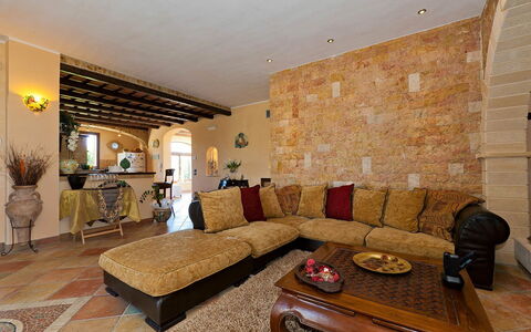 Villa Athena: Mobilia, Interior Design, Divano, Parete, Pavimentazione, Pavimento, Legna, Soffitto, Soggiorno, Tavolo