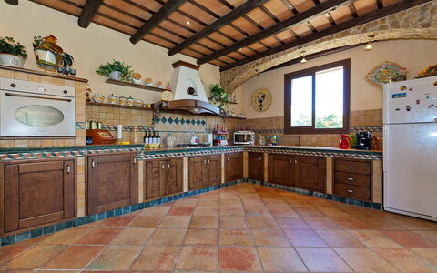 Villa Athena: Pavimentazione, Legna, Mobilia, Interior Design, Cucina, Pavimento, Tavolo, Camera, Color Legno, Cucina & Sala Da Pranzo Tavolo