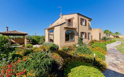 Villa Athena: Costruzione, Casa, Casa, Zona Residenziale, Architettura, Facciata, Arbusto, Estate, Tetto
