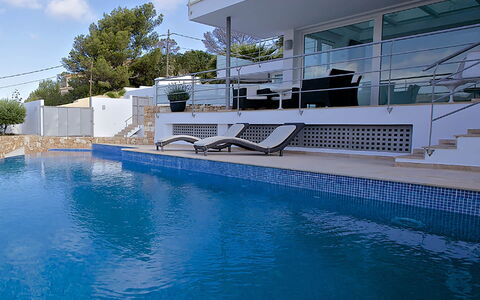 Villa Bridget: Piscina, Ricorrere, Mobili Da Esterno, Shade, Hotel, Eco Hotel, Sedia, Giochi D'Acqua, Villa