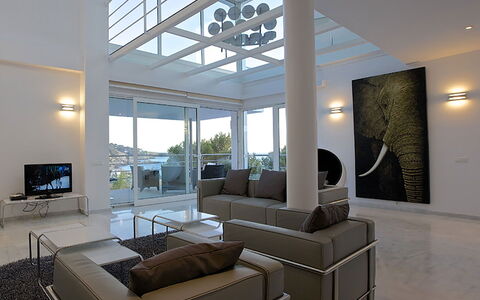 Villa Bridget: Mobilia, Interior Design, Pavimentazione, Pavimento, Soffitto, Divano, Sedia, Soggiorno, Tavolo, Camera