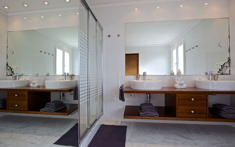 Villa Bridget: Interior Design, Lavandino Del Bagno, Pavimentazione, Idraulico Fixture, Bagno, Lavello, Parete, Specchio, Pavimento, Lampada