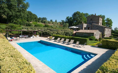 Villa Collombroso: Piscina, Giardino, Estate, Landscaping, Hacienda, Hedge, Villa, Cortile, Ricorrere, Cortile