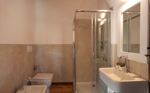 Villa Collombroso: Pavimentazione, Bagno, Pavimento, Interior Design, Parete, Idraulico Fixture, Lavello, Lavandino Del Bagno, Camera, Soffitto
