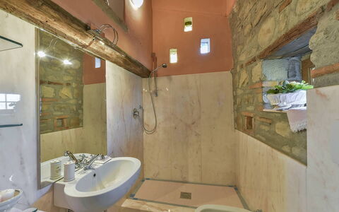 Villa delle Rose: Pavimentazione, Parete, Interior Design, Pavimento, Soffitto, Idraulico Fixture, Bagno, Illuminazione, Mobilia, Camera