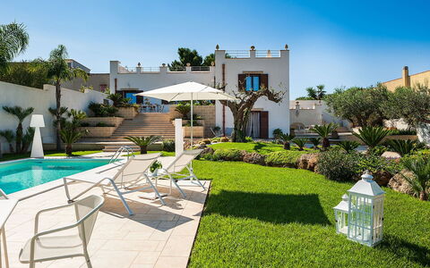 Villa la Pigna: Zona Residenziale, Ricorrere, Giardino, Casa, Piscina, Vaso Di Fiori, Estate, Landscaping, Eco Hotel, Hacienda
