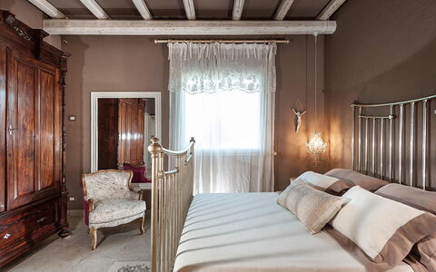 Villa la Pigna: Mobilia, Interior Design, Letto, Camera Da Letto, Parete, Illuminazione, Tessile, Camera, Casa, Pavimentazione