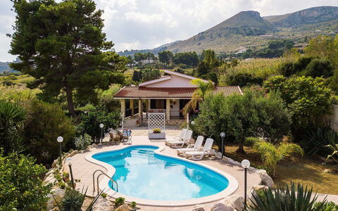 Villa la Randa: Piscina, Ricorrere, Mobili Da Esterno, Terme, Eco Hotel, Tempo Libero, Ombrello, Flagstone, Shade, Sedia