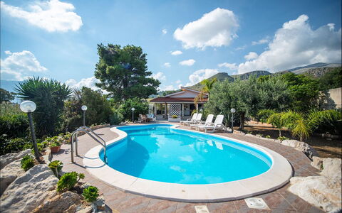 Villa la Randa: Piscina, Blu, Acqua, Mobili Da Esterno, Ricorrere, Tempo Libero, Ombrello, Eco Hotel, Materiale Composito, Shade