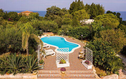 Villa la Randa: Piscina, Ricorrere, Mobili Da Esterno, Eco Hotel, Sedia, Giardino, Costa, Resort Citta ', Landscaping, Ombrello