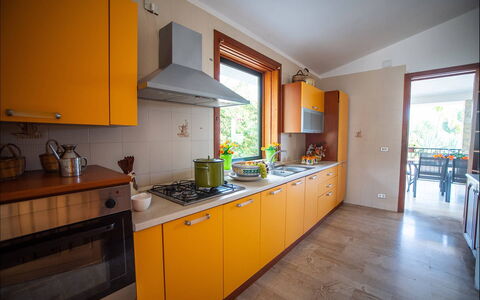 Villa la Randa: Cucina, Elettrodomestico Da Cucina, Controsoffitto, Apparecchio Major, Legna, Interior Design, Lavandino Della Cucina, Cabinetry, Cucina Stufa, Casa