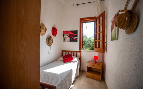 Villa la Randa: Parete, Interior Design, Camera Da Letto, Legna, Mobilia, Letto, Pavimentazione, Lenzuolo, Pavimento, Camera