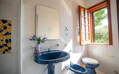 Villa la Randa: Interior Design, Idraulico Fixture, Lavandino Del Bagno, Lavello, Pavimentazione, Rubinetto, Pavimento, Bagno, Idraulico, Casa