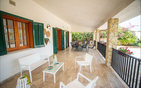 Villa la Randa: Mobilia, Pavimentazione, Pavimento, Tavolo, Porta, Mobili Da Esterno, Sedia, Portico, Tavolo Esterno, Shade