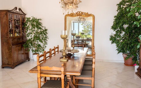 Villa Lamaro: Mobilia, Interior Design, Legna, Pavimentazione, Tavolo, Pavimento, Illuminazione, Camera, Sedia, Sala Da Pranzo