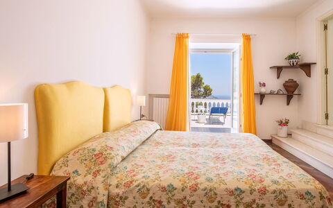 Villa Lamaro: Mobilia, Interior Design, Giallo, Pavimento, Casa, Camera Da Letto, Camera, Letto, Lenzuolo, Appartamento