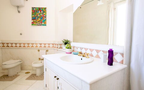 Villa Lamaro: Pavimentazione, Interior Design, Pavimento, Idraulico Fixture, Bagno, Lavandino Del Bagno, Idraulico, Mobiletto Del Bagno, Rubinetto, Lavello