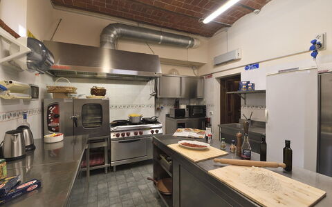 Villa Michelangelo: Cucina, Controsoffitto, Mobilia, Elettrodomestico Da Cucina, Apparecchio Major, Illuminazione, Interior Design, Pavimentazione, Soffitto, Cucina Stufa