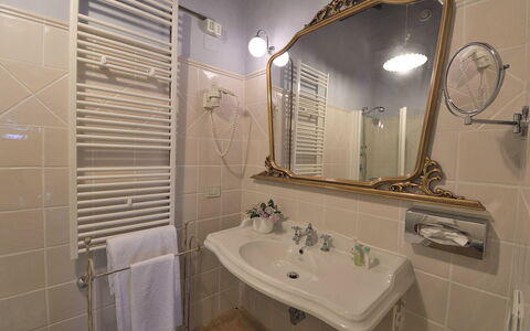 Villa Michelangelo: Interior Design, Pavimentazione, Camera, Pavimento, Mobilia, Idraulico Fixture, Soffitto, Rubinetto, Idraulico, Bagno