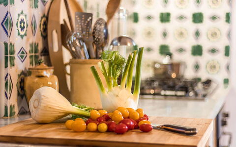 Villa Molinazzo 10: Cucina, Tavola, Controsoffitto, Cibo, Serveware, Cucinando, Frutta, Elettrodomestico Da Cucina, Natural Foods
