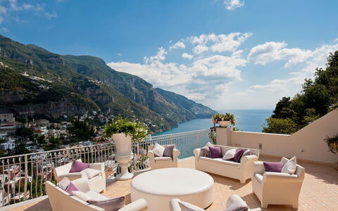 Villa Moresca: Mobilia, Interior Design, Divano, Tavolo, Sedia, Tessile, Casa, Soggiorno, Illuminazione, Pavimento