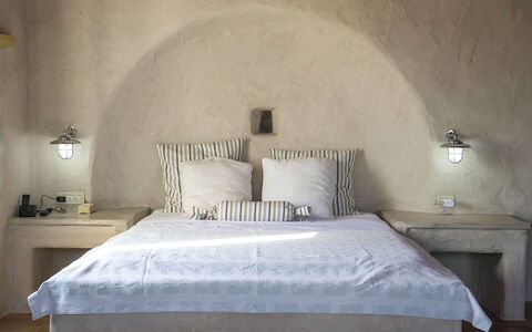 Villa Mycenaean: Camera Da Letto, Cuscino, Bedding, Biancheria, Telaio Del Letto, Lampada, Lenzuolo, Lancia Cuscino, Letto