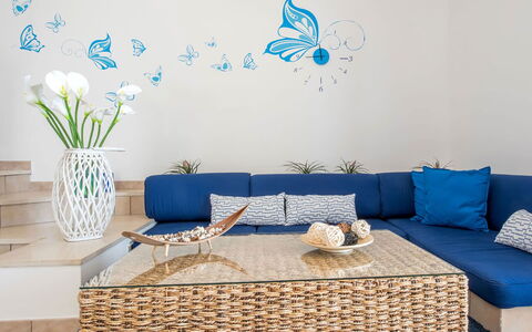 Villa Sea Breeze: Mobilia, Blu, Interior Design, Divano, Parete, Soggiorno, Casa, Tessile, Lancia Cuscino, Camera