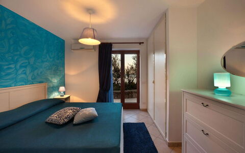 Villa Sea Breeze: Interior Design, Mobilia, Pavimentazione, Pavimento, Camera Da Letto, Tessile, Letto, Camera, Illuminazione, Soffitto