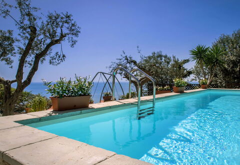 Villa Sea Breeze: Blu, Piscina, Ricorrere, Vaso Di Fiori, Eco Hotel, Pianta Della Casa, Shade, Hacienda, Villa, Hotel