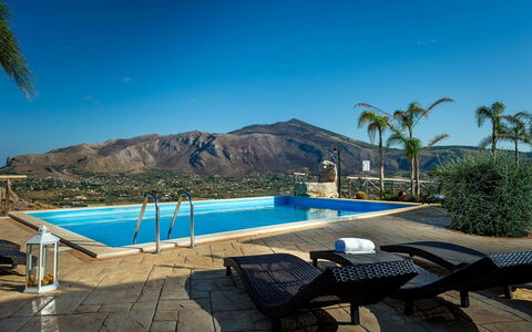 Villa Thalia: Piscina, Ricorrere, Eco Hotel, Mobilia, Mobili Da Esterno, Hotel, Sedia, Villa, Shade