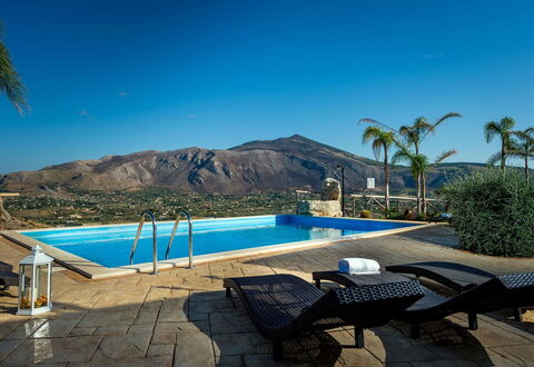 Villa Thalia: Piscina, Ricorrere, Eco Hotel, Mobilia, Mobili Da Esterno, Hotel, Sedia, Villa, Shade