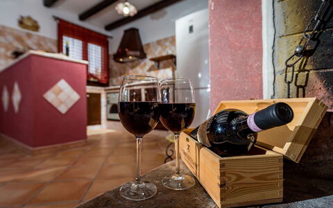 Villa Thyrrenia: Mobilia, Bottiglia, Bicchieri, Vino, Barware, Bottiglia Di Vetro, Sedia