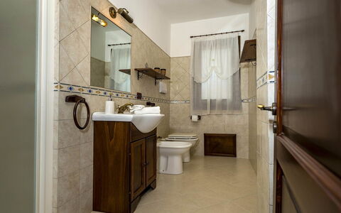 Villa Thyrrenia: Idraulico Fixture, Lavandino Del Bagno, Lavello, Bagno, Interior Design, Pavimentazione, Toilet Seat, Pavimento, Rubinetto, Gabinetto