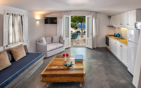 Villa Vorias: Mobilia, Divano, Mobili Da Esterno, Latifoglie, Cucina & Sala Da Pranzo Tavolo, Sedia, Tavolino Da Caffè, Struttura Esterna, Soggiorno