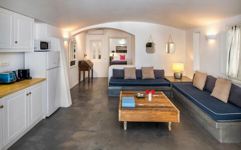 Villa Vorias: Mobilia, Divano, Interior Design, Pavimentazione, Pavimento, Soffitto, Illuminazione, Soggiorno, Camera