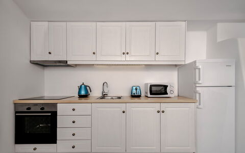 Villa Vorias: Cabinetry, Mobilia, Elettrodomestico Da Cucina, Apparecchio Major, Cucina, Legna, Controsoffitto, Interior Design, Credenza, Pavimentazione