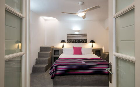 Villa Vorias: Interior Design, Mobilia, Pavimentazione, Pavimento, Soffitto, Camera, Letto, Illuminazione, Camera Da Letto, Casa