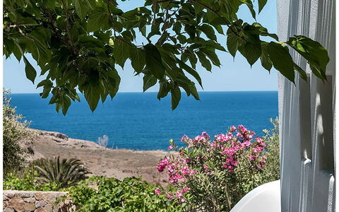 Villa Vorias: Mobilia, Ricorrere, Vaso Di Fiori, Shade, Eco Hotel, Mobili Da Esterno, Sedia, Pianta Della Casa, Giardino