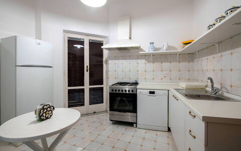 Apartment Alan: Pavimentazione, Interior Design, Apparecchio Major, Pavimento, Elettrodomestico Da Cucina, Cucina, Soffitto, Elettrodomestico, Camera, Mobilia
