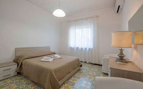 Apartment Alan: Pavimento, Pavimentazione, Camera Da Letto, Interior Design, Letto, Legna, Lenzuolo, Soffitto, Bedding, Camera
